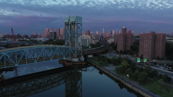 Atardecer Aéreo Hora Azul Disparo Estacionario Tren Cercanías Que Viene — Vídeos de Stock