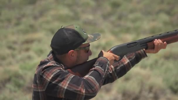 Homem Caucasiano Skeet Tiro Com Uma Espingarda Com Forte Recuo — Vídeo de Stock