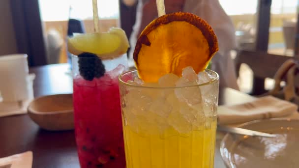 美味的夏季水果鸡尾酒在餐馆 冷新鲜的饮料在酒吧 4K镜头 — 图库视频影像