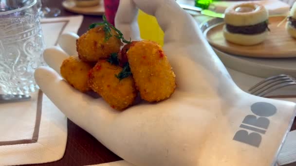 Croquetes Espanhóis Tradicionais Com Presunto Ibérico Pães Brioche Com Entradas — Vídeo de Stock