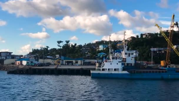 Loď Kotvící Přístavu Dinagat Island Lidmi Stojící Pozadí Přiblížení — Stock video