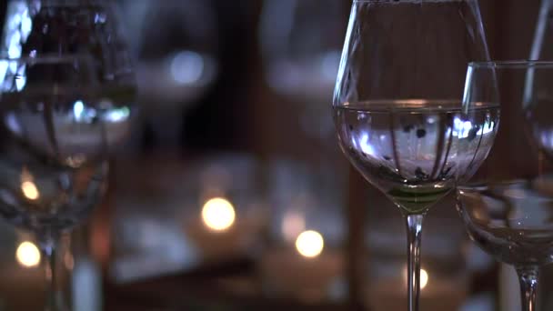 Отражение Стакане Воды Романтическом Столе Зажженными Свечами Поставленными Свадьбу Ресторане — стоковое видео
