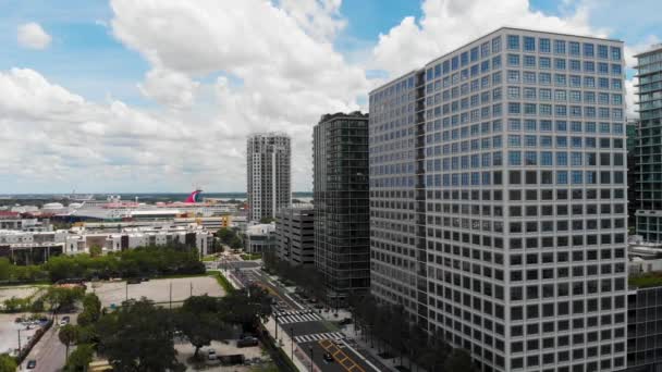 位于佛罗里达州坦帕市中心的豪华高层公寓的4K空中无人机视频 — 图库视频影像