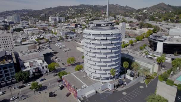 Letecký Snímek Kroužící Kolem Budovy Capitol Records Hollywoodu Kalifornii — Stock video