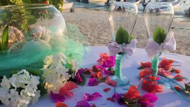 Plaża Śmierć Decoracja Stół Tropikalne Kwiaty Trinitaria Front Sea Los — Wideo stockowe