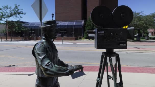 Buster Keaton Statue Downtown Muskegon Michigan Gimbal Video Circle Slow — Stock Video