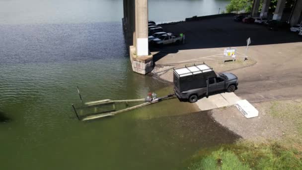Barcă Motor Ajunge Remorcă Conectată Camion Negru Lansarea Barcii Râul — Videoclip de stoc