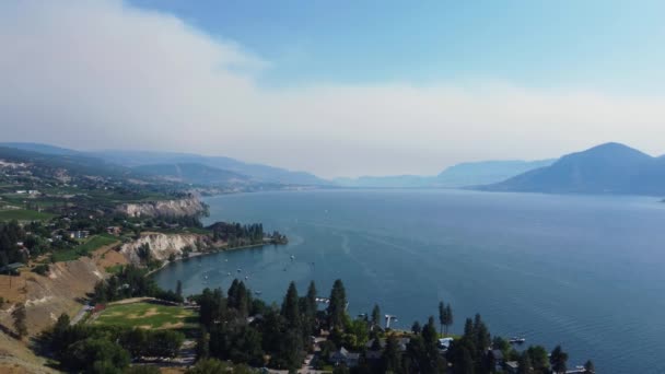 Drone Volando Sobre Naramata Con Una Hermosa Vista Del Lago — Vídeo de stock