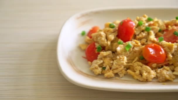 Roergebakken Tomaten Met Roerei Met Tomaten Gezonde Voedingsstijl — Stockvideo