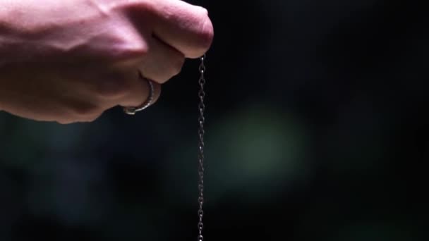 Διαυγές Κρύσταλλο Χαλαζία Εκκρεμές Κρέμεται Από Χέρια Καυκάσιας Γυναίκας Αιωρείται — Αρχείο Βίντεο
