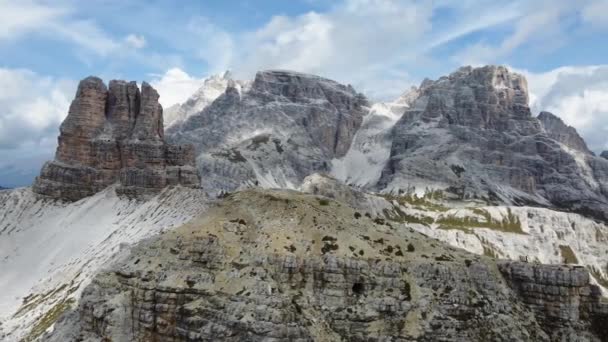 Fantastiska Bilder Ung Vandrare Som Står Bergstopp Omgiven Det Fantastiska — Stockvideo