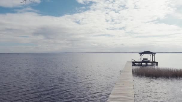 Vista Nel Tardo Pomeriggio Sul Lago Waccamaw Con Molo Riflessi — Video Stock