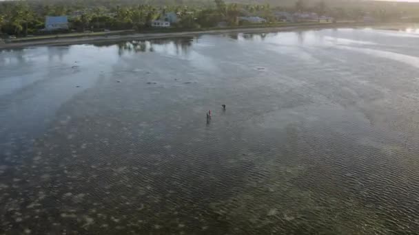 Gelgit Sularında Yürüyen Iki Tongalı Balıkçı Etrafındaki Hava Yörüngesinde Yengeç — Stok video
