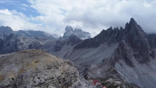 Ung Vandrare Njuter Utsikten Över Dolomiterna Italien Efter Äventyrlig Vandring — Stockvideo