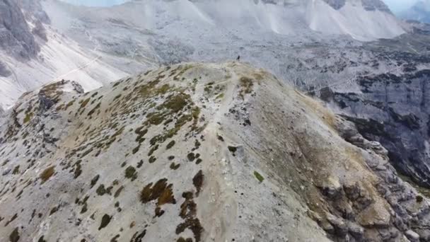 Турист Стоїть Вершині Пагорба Видом Тре Сіме Лаваредо Доломітах Північної — стокове відео