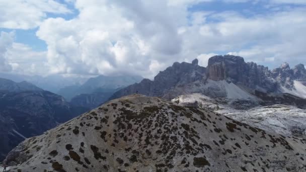 Ung Man Njuter Utsikten Över Landskapet Dolomiterna Norditalien Klarblå Dag — Stockvideo