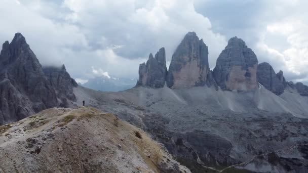 Man Standing Alone Mountain Top Overlooking Tre Cime Lavaredo Also — Stock Video