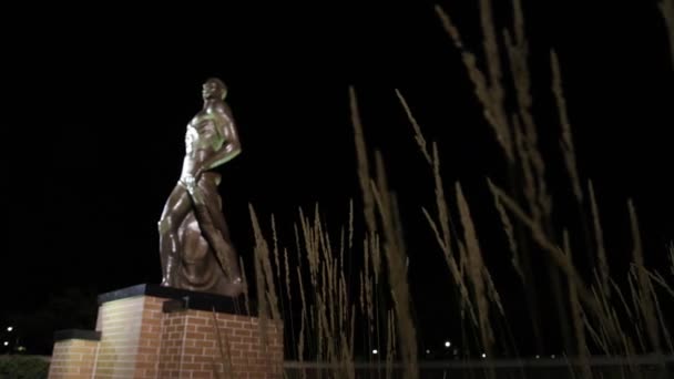 位于密歇根东兰辛市密歇根州立大学校区的斯巴达雕像 夜间慢镜头从右到左播放着金宝录像 — 图库视频影像