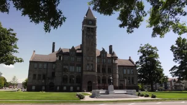 Edificio Administración Hackley Muskegon Michigan Con Video Gimbal Caminando Hacia — Vídeo de stock