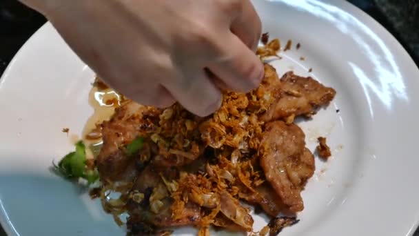 Decorați Amestecați Carnea Porc Prăjită Usturoi Piper Vase Thailandeze Frunze — Videoclip de stoc