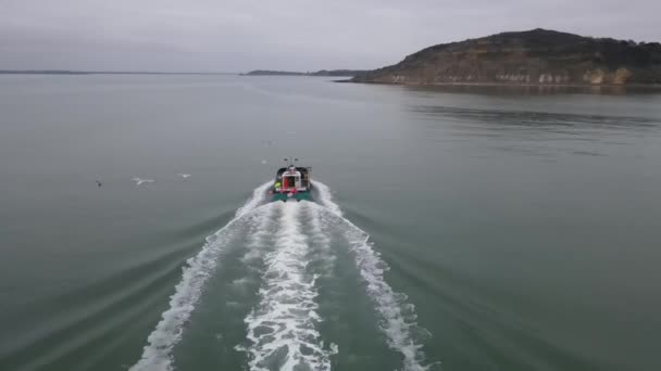 30Fps Vol Drone Aérien Poursuite Petit Bateau Pêche Poursuivi Par — Video