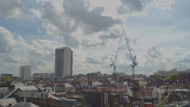 イギリスの高層ビルやクレーンとロンドンの都市スカイラインの風景パノラマ — ストック動画