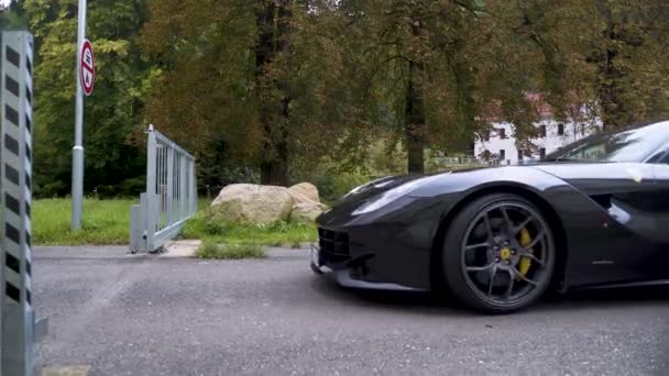 Lussuosa Auto Sportiva Nera Che Attraversa Cancello Automatico Apertura — Video Stock