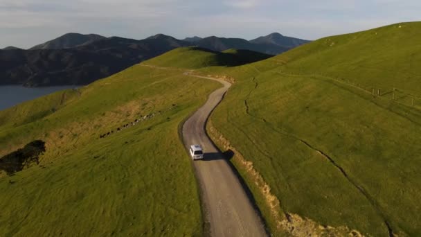 Berikut Vehicle Traveling French Pass Mountain Marlborough Sounds Selandia Baru — Stok Video