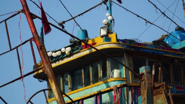 Рыбацкая Лодка Разноцветными Красками Крупным Планом Капитанском Мосту Вьетнамское Рыболовецкое — стоковое видео