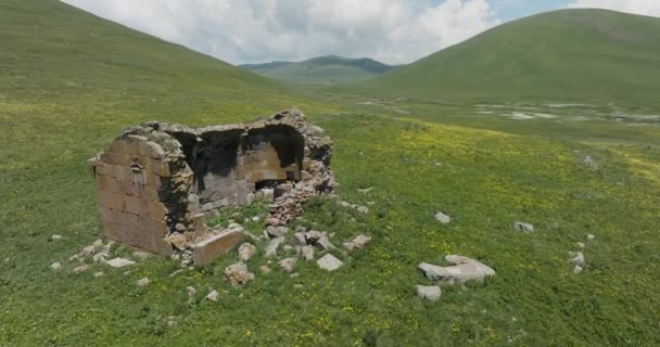 Chiesa Tabatskuri Rovina Nel Mezzo Delle Praterie Nella Riserva Gestita — Video Stock