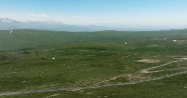 Σαρωτικές Απόψεις Των Βουνών Και Λόφων Στο Ktsia Tabatskuri Διαχειριζόμενο — Αρχείο Βίντεο