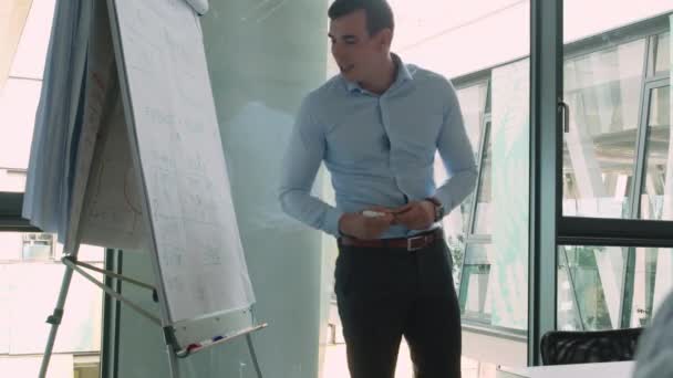 Pelatih Bisnis Anak Muda Yang Percaya Diri Memberikan Presentasi Flipchart — Stok Video