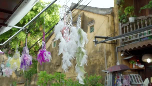 Filmato Fisso Pomeriggio Ventilato Con Acchiappasogni Appesi Con Vari Colori — Video Stock