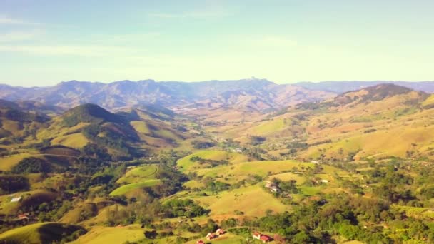 Voando Sobre Paisagem Montanhosa Verde Por Pedra Brasil Drone Shot — Vídeo de Stock