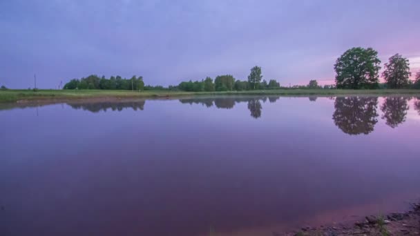 Schöne Reflexionen Von Bäumen Mit Buntem Himmel Ruhigen Wasser Weitschuss — Stockvideo