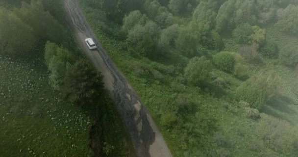Tskhratskaro Mountain Pass Vehicle Driving Misty Morning Georgia Повітряний Дрон — стокове відео