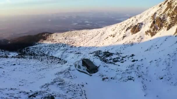 スロバキアの冬にハイタトラ山脈の空中ドローンショット — ストック動画