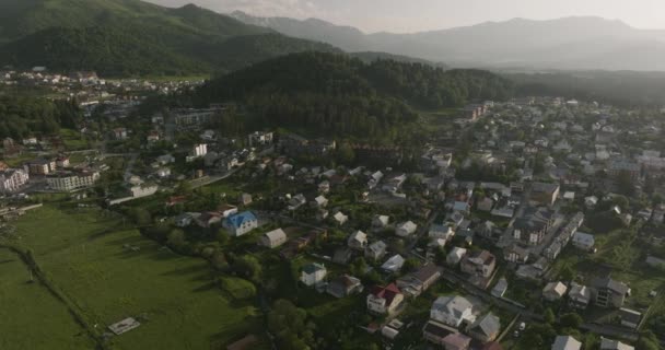 格鲁吉亚Borjomi地区Bakuriani美丽的郁郁葱葱的山脉中的定居点和度假胜地 空中广射炮 — 图库视频影像
