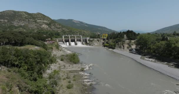 Central Hidroeléctrica Río Kura Con Fondo Cresta Montaña Del Cáucaso — Vídeos de Stock