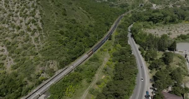 ジョージア州のマツヘタの山の麓の鉄道を旅するホッパーワゴン付き貨物列車 — ストック動画
