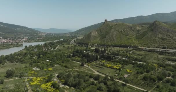 緑の山々のパノラマ MtkvariとAragvi川マツヘタで グルジア — ストック動画