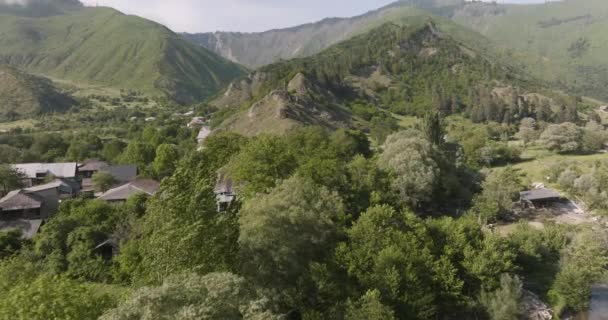 Georgia Daba Daki Orman Dağları Ndaki Küçük Köyün Üzerinde Uçuyor — Stok video