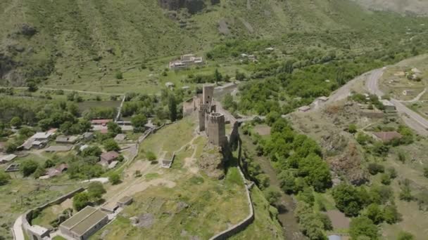 Φρούριο Khertvisi Μνημείο Κληρονομιάς Πανύψηλα Βουνά Στο Παρασκήνιο Στην Περιοχή — Αρχείο Βίντεο