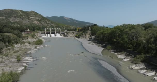 Estación Hidroeléctrica Del Río Kura Con Escénicas Montañas Del Cáucaso — Vídeos de Stock