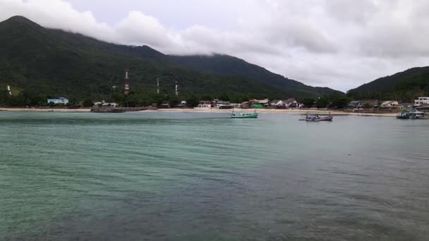Drönarbild Långa Segelbåtar Det Turkosa Vattnet Malibu Strand Koh Phangan — Stockvideo