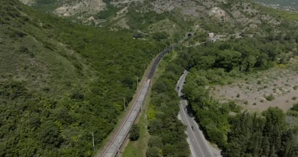 在佐治亚州Mtskheta的山脚通往山区隧道的长途运输列车 — 图库视频影像