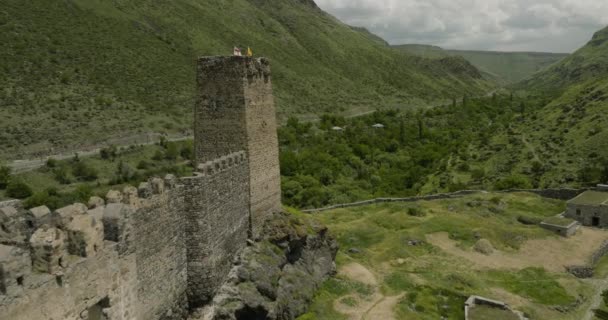 Fortaleza Medieval Remolque Fortaleza Khertvisi Vegetación Rica Montaña Georgia — Vídeos de Stock