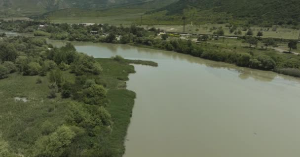 Ποταμός Που Ρέει Κοντά Στην Ιστορική Πόλη Mtskheta Στην Επαρχία — Αρχείο Βίντεο