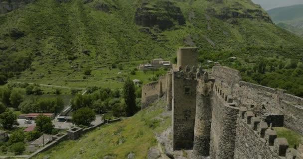 Fortaleza Histórica Khertvisi Colina Rocosa Con Las Laderas Verdes Montaña — Vídeos de Stock