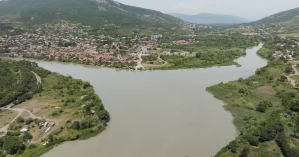Antikes Stadtbild Mit Den Kaukasusbergen Und Flüssen Bei Mtskheta Der — Stockvideo